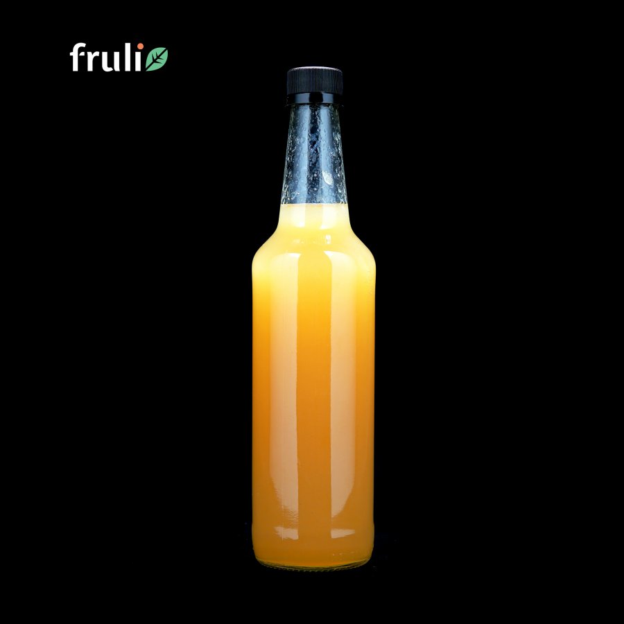 Fotografie | Produktová fotografie sirupu Fruli v průhledné láhvi na černém pozadí rozhodně láká k ochutnání