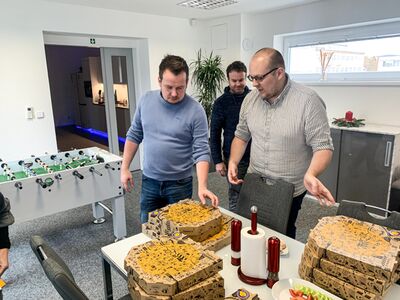Donáška pizzy z Vosíme.cz | Vánoční večírek 2024