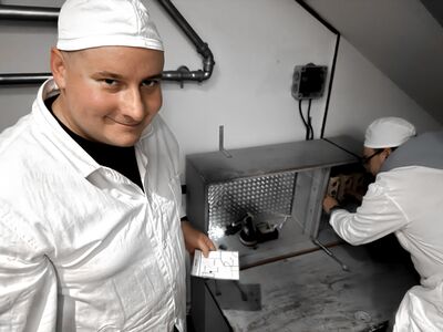 Při plnění úkolů musí mít technici pod čepicí | Vánoční večírek 2024